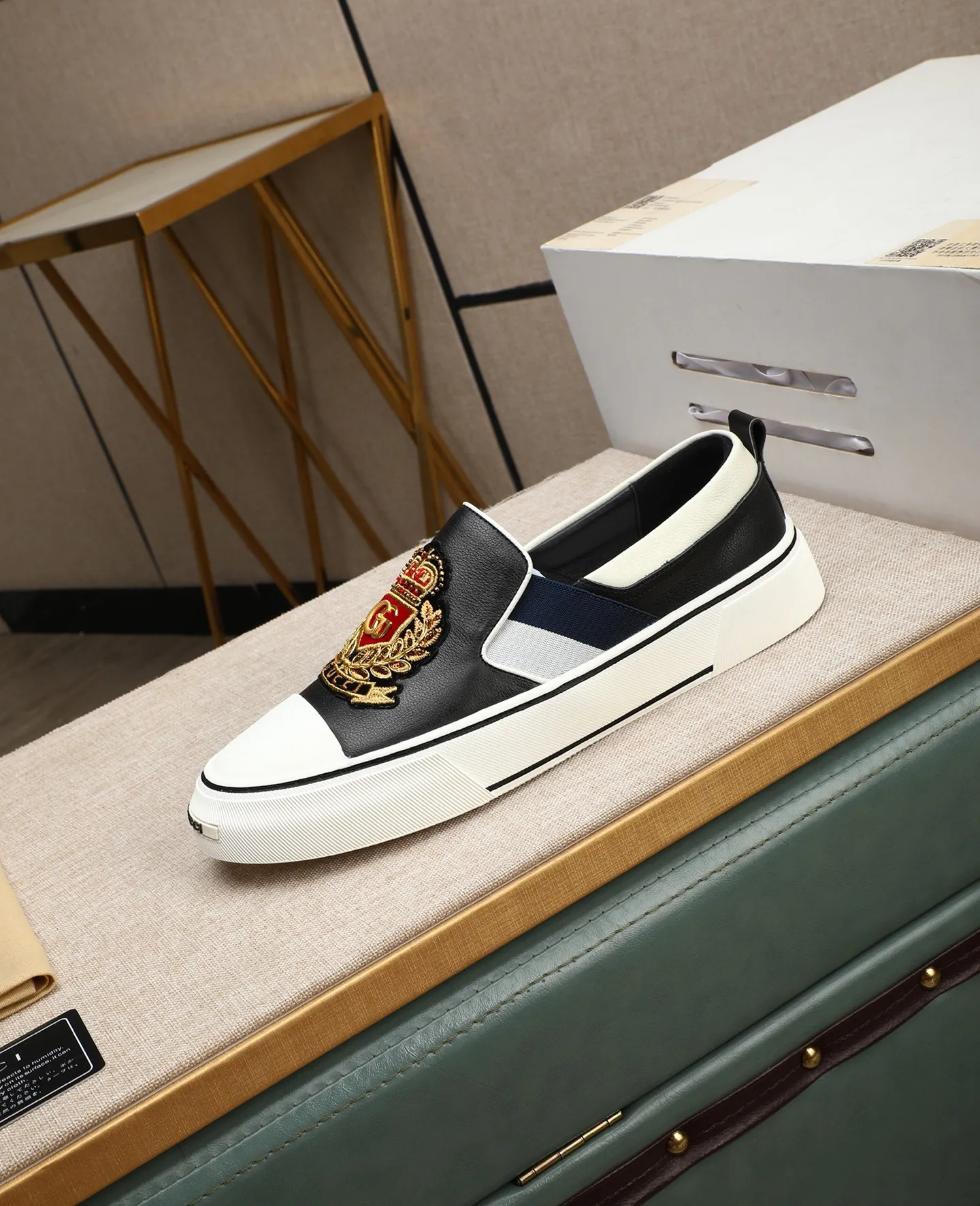 Men's shoes 💰460 GUCCI🔍🔍The latest models are on sale at the same time at the counter. Original calfskin imported from Italy, genuine leather lining, (high-end, extravagant, and classy) with exquisite workmanship. Soles: Original soles specially provided by the original factory. ⚠Exclusive double-layer movable molded soles are super comfortable⚠. Photos of the real thing🎬The real thing is even better🔍🔍"High quality·Follow the order" Code number 38-44